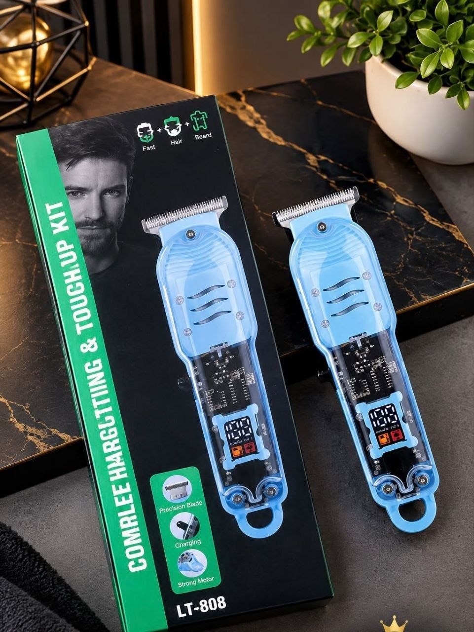 Tondeuse COMRLEE LT-808 bleue transparente posée à côté de sa boîte d'emballage verte et noire